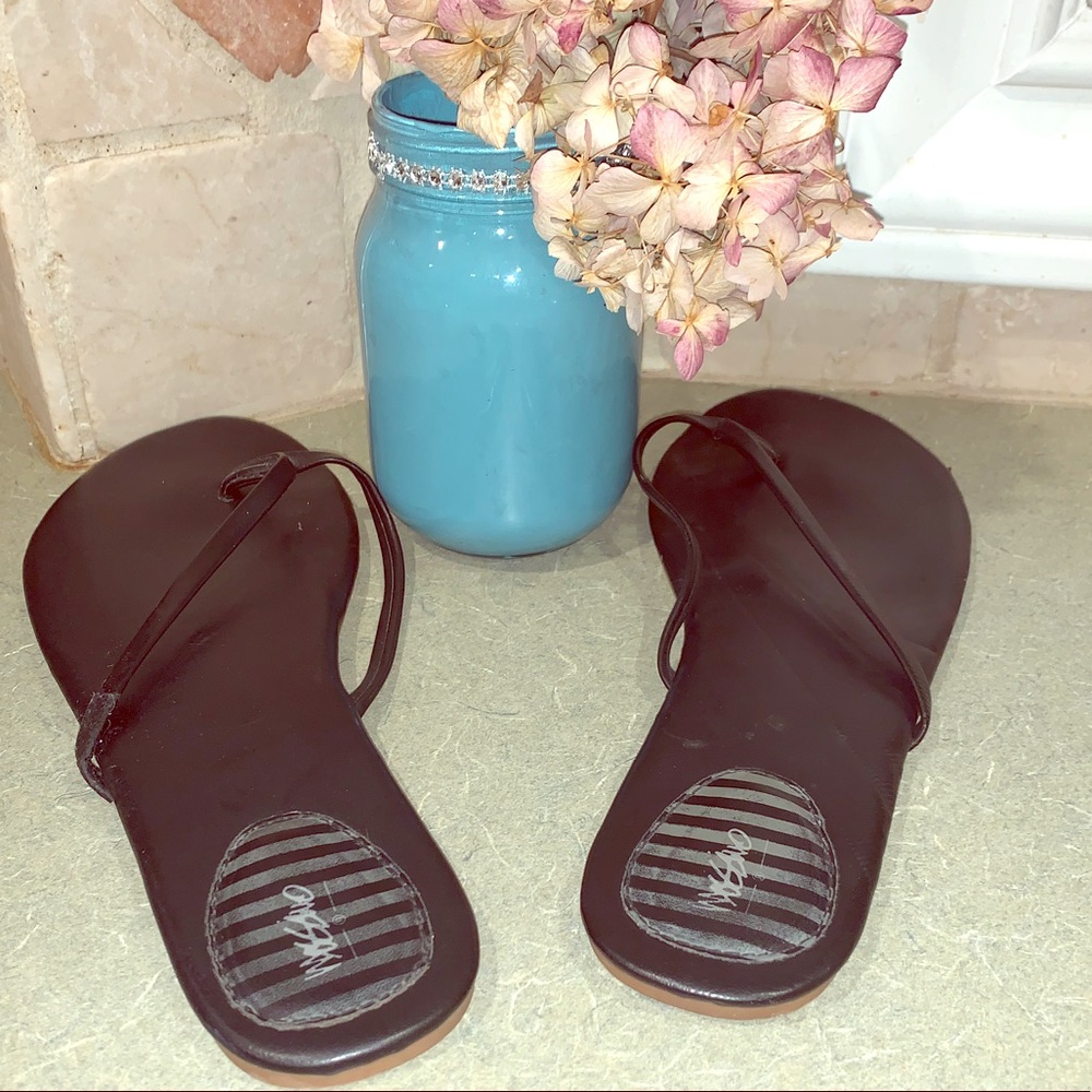 New women’s size 9 black flip flops